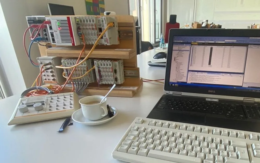 Beckhoff-Schulungsaufbau mit Busklemmen, Simulationspanel und TwinCAT auf dem Laptop